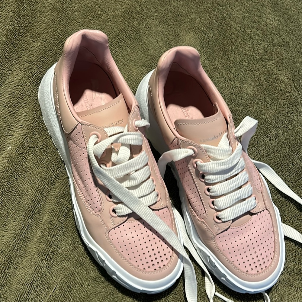 AUTHENTIC ALEXANDER MCQUEEN leather court trainer 7.5. No box Like new condition